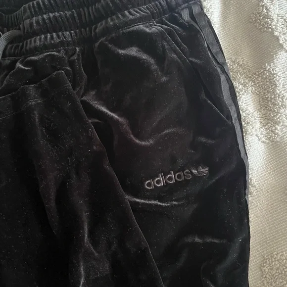Women’s black velvet adidas pants - Picture 2 of 4